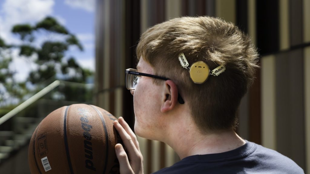 Teenager Jack testet das neue Cochlear™ Kanso® 2 Halo Zubehör